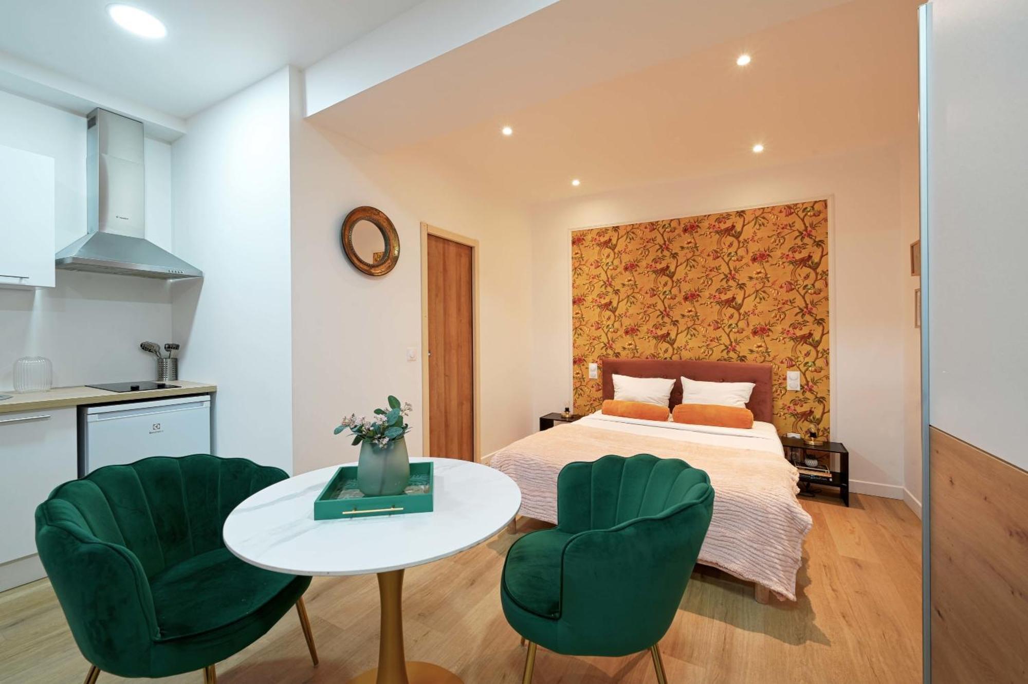 Апартаменты Modern Renovated Studio With A Touch Of Gilded Glamour Central Париж Экстерьер фото